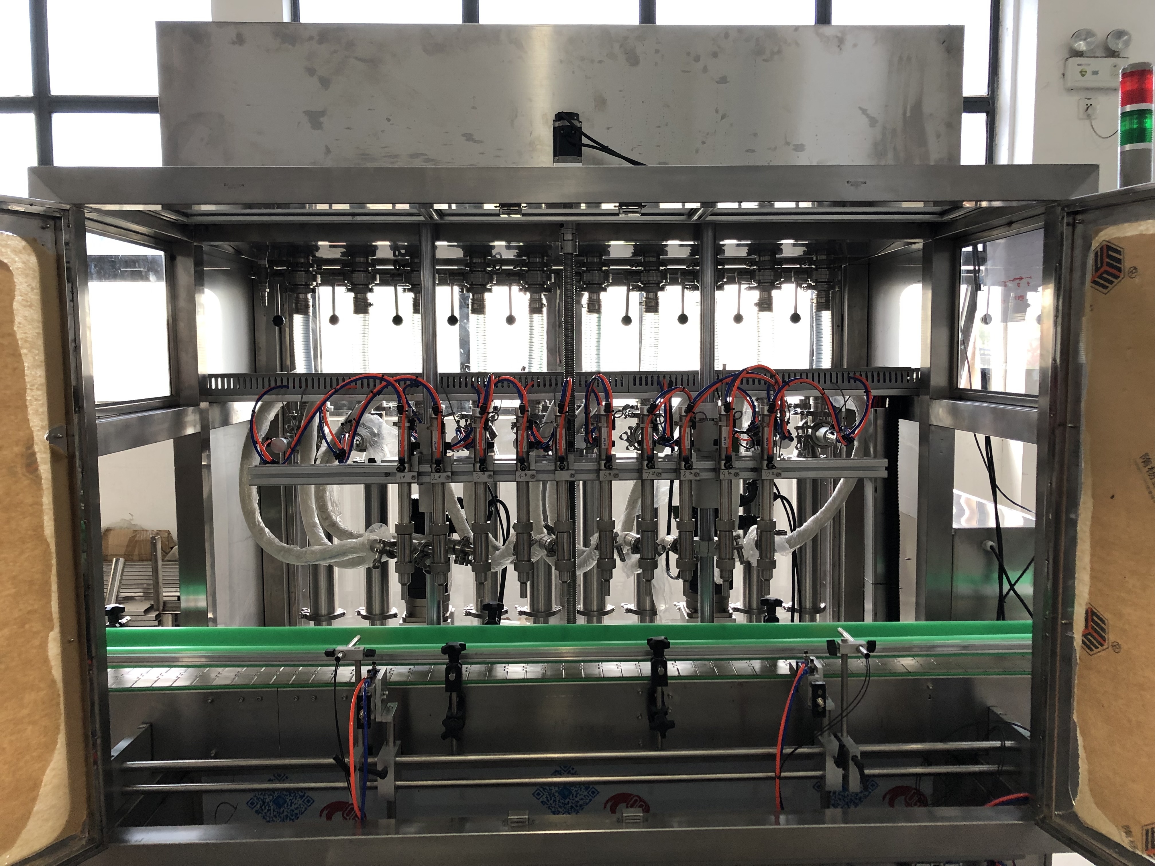 Automatic soda bottle filling and seaming machine